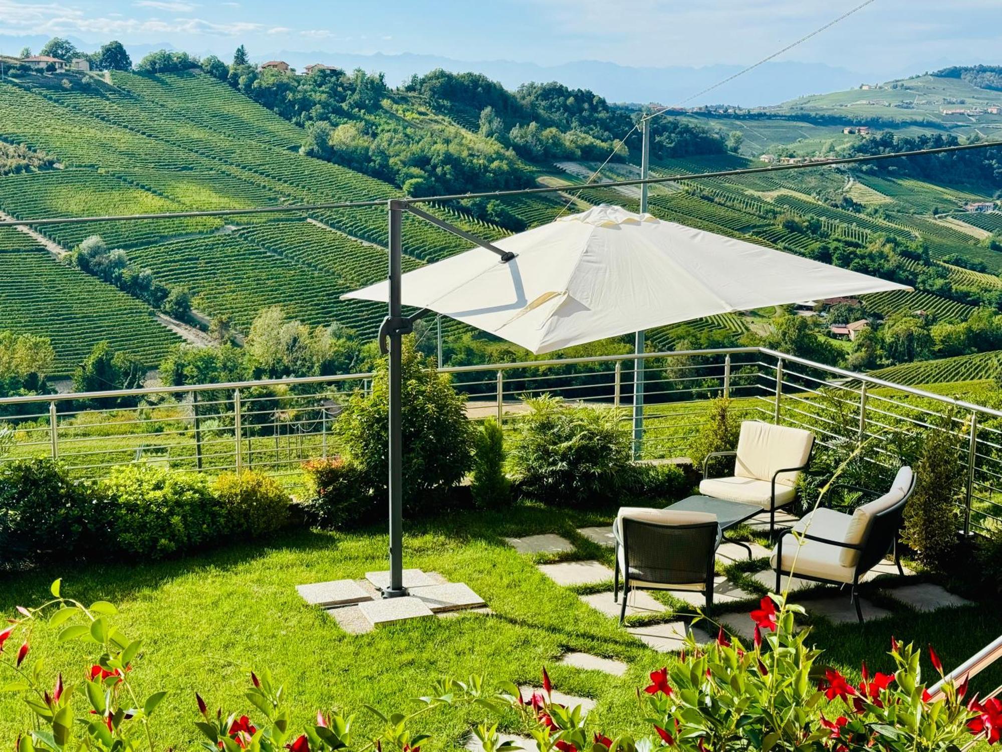Apartamento Casa Rafanelli Monforte dʼAlba Exterior foto